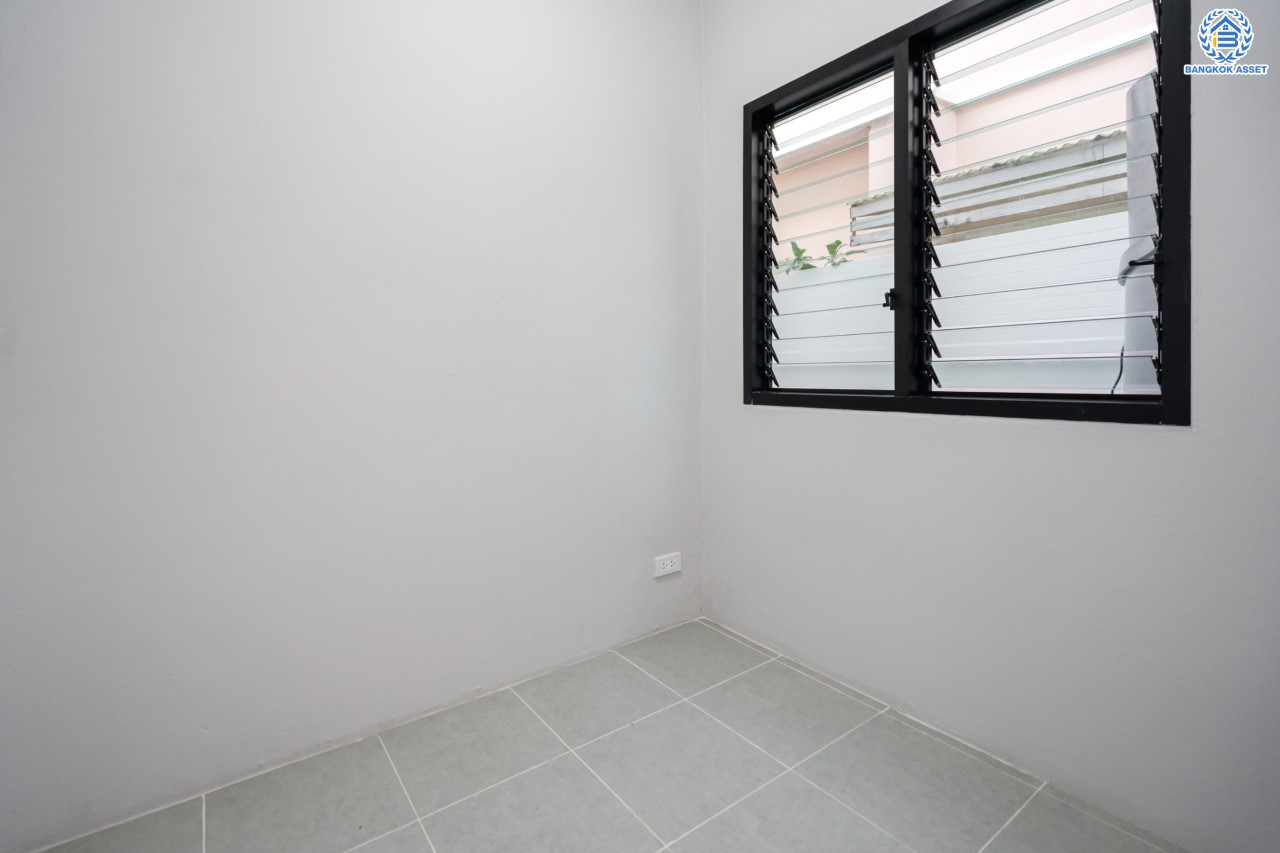 บ้านมือสองตกแต่งใหม่ ม.ปฐวีกาญจน์ ประชาชื่น-แจ้งวัฒนะ ทำเลโซนเมือง ดีไซน์สุด Classic เนื้อที่ 50 ตร.ว. ฟังก์ชัน 3 ห้องนอน 4 ห้องน้ำ ใกล้เซ็นทรัลแจ้งวัฒนะ สนามบินดอนเมือง เดินทางสู่ใจกลางเมืองได้อย่างรวดเร็วด้วย ทางด่วน"บางปะอิน-ปากเกร็ด" และรถไฟฟ้าสายสีชมพู "สถานีศรีรัช"